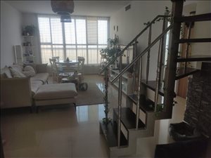 דירת גג להשכרה 4 חדרים בפתח תקוה שפינוזה אחדות 