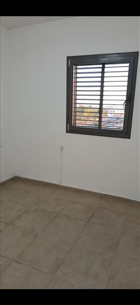 דירה להשכרה 5 חדרים בפתח תקוה מרדכי בן דרור  נווה דקלים 