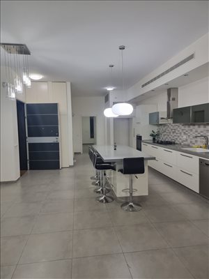 בית פרטי להשכרה 10 חדרים בפתח תקווה השופטים   