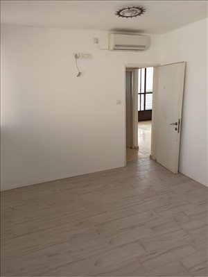 דירה להשכרה 5 חדרים בבת ים הרב עוזיאל מרכז 