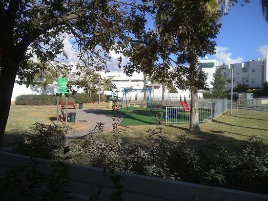 פארק ילדים לייד הבית