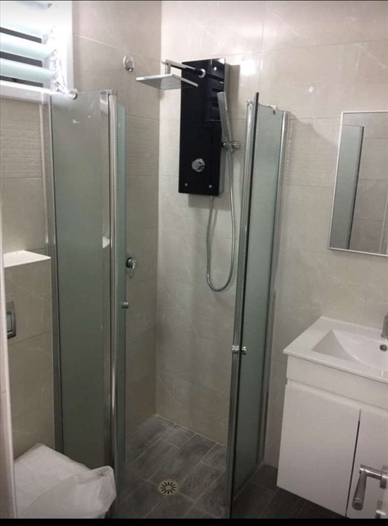 מקלחת+ שירותים, ובנוסף שירותים בנפרד