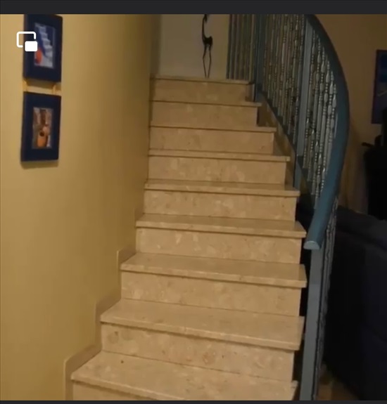 מדרגות לקומה שניה