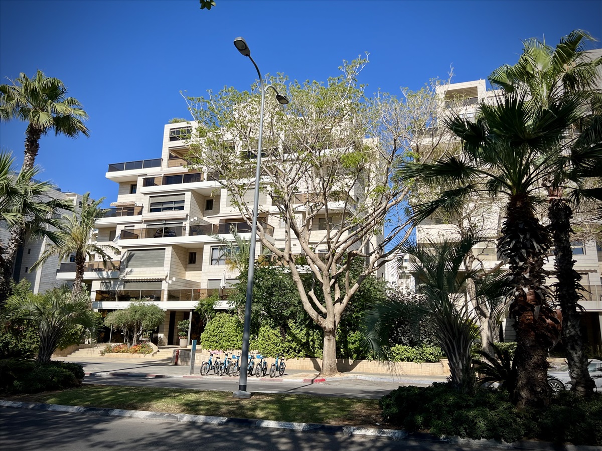 תמונה 1, דירה 4 חדרים למכירה בתל אביב יפו, קדושי השואה, אזורי חן / רמת אביב