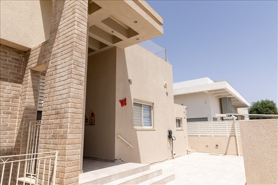חזית הבית מבחוץ
