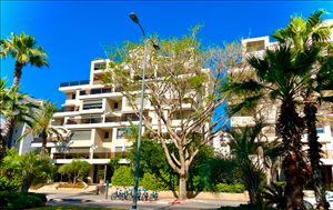דירה למכירה 4 חדרים בתל אביב יפו קדושי השואה רמת אביב 