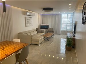דירה למכירה 4 חדרים בבת ים זבוטינסקי מרכז 