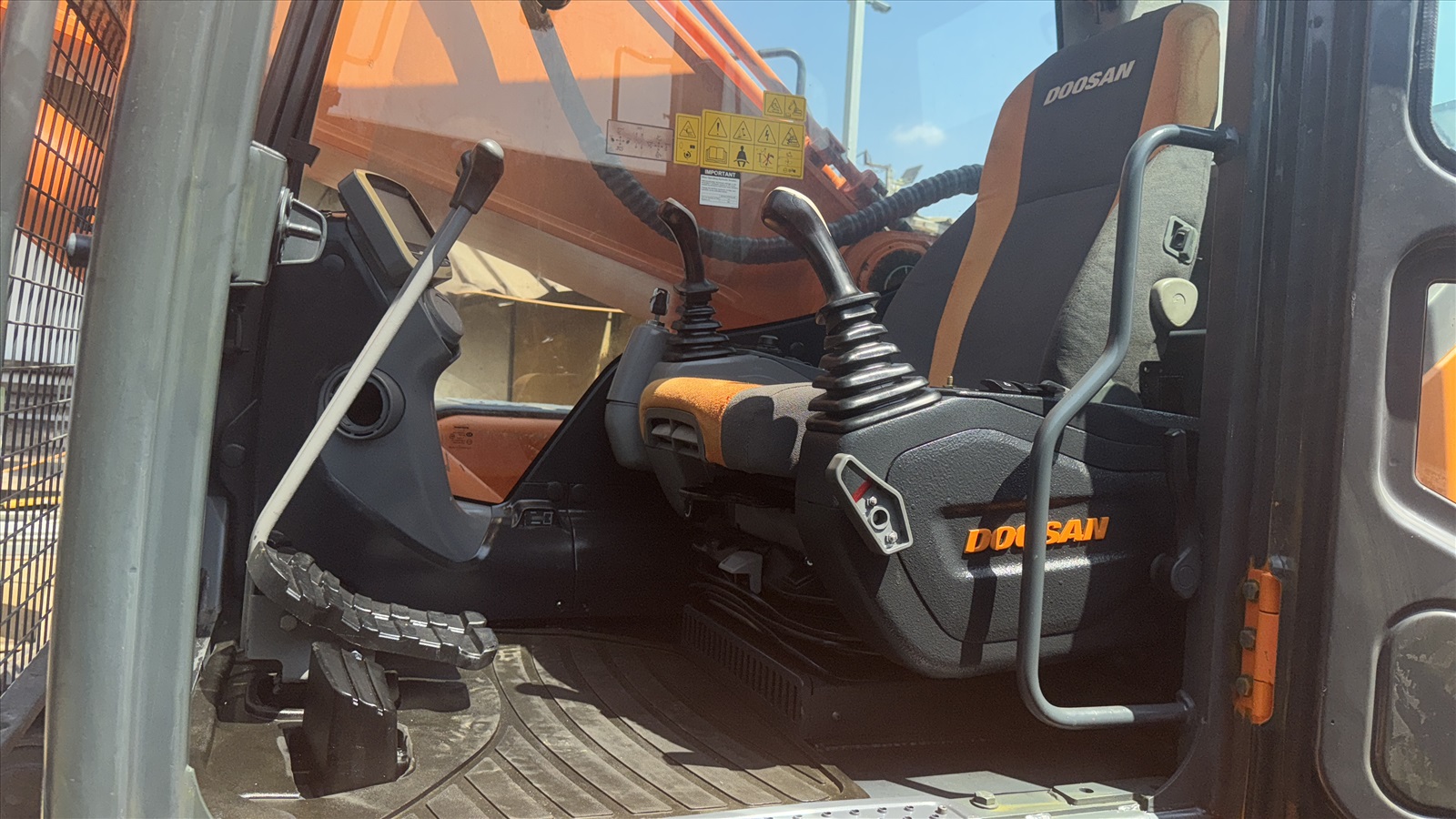 תמונה 3 ,Doosan 340 מחפר זחלי מודל 2014 רכב צמ"ה מחפר