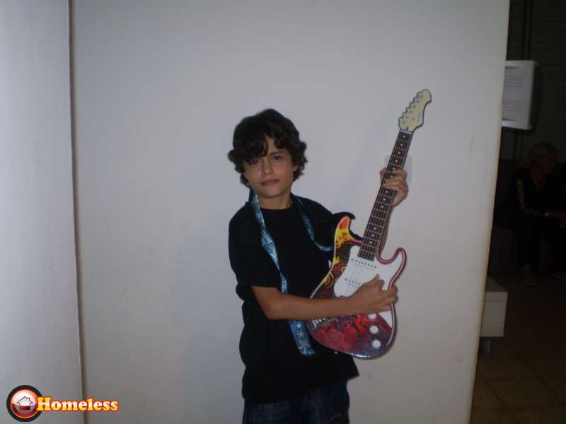 הבן  שלי  משחק  בגיטרה
