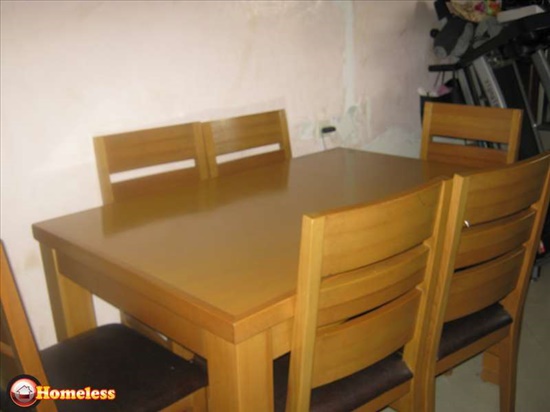 שולחן אוכל + 6 מקומות ישיבה מעור שולחן וכיסאות צבע מייפל במצב מציון