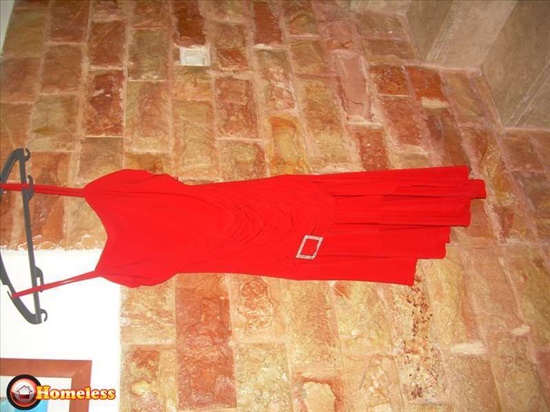 שמלת משי אדומה