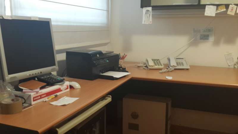 תמונה 2 ,שולחן משרדי, מגירו ומעמד מדפים למכירה ברעננה ריהוט  ריהוט משרדי