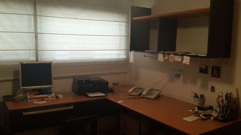 תמונה 4 ,שולחן משרדי, מגירו ומעמד מדפים למכירה ברעננה ריהוט  ריהוט משרדי