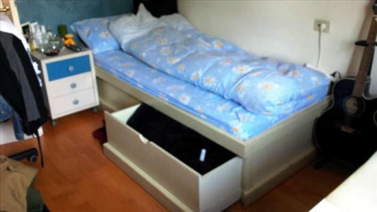המיטה עם מגרת כלי מיטה