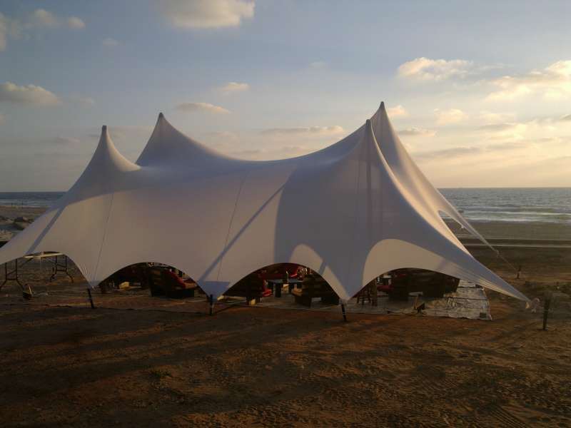 הקמת אוהלים בחוף