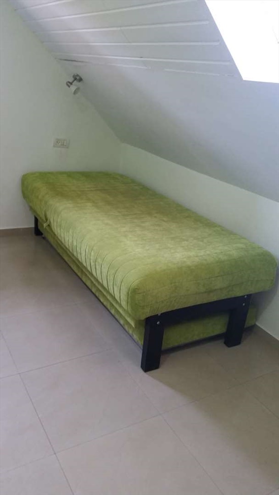 מיטת יחיד בצבע ירוק 