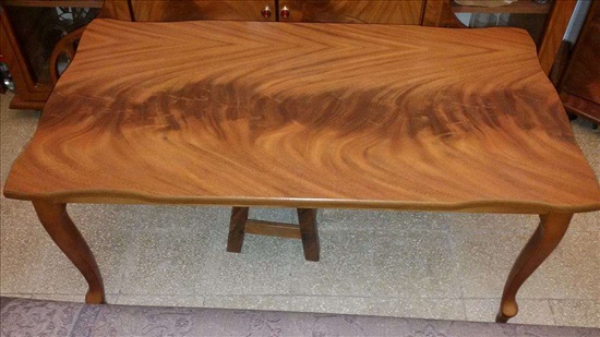 שולחן עץ מעוצב