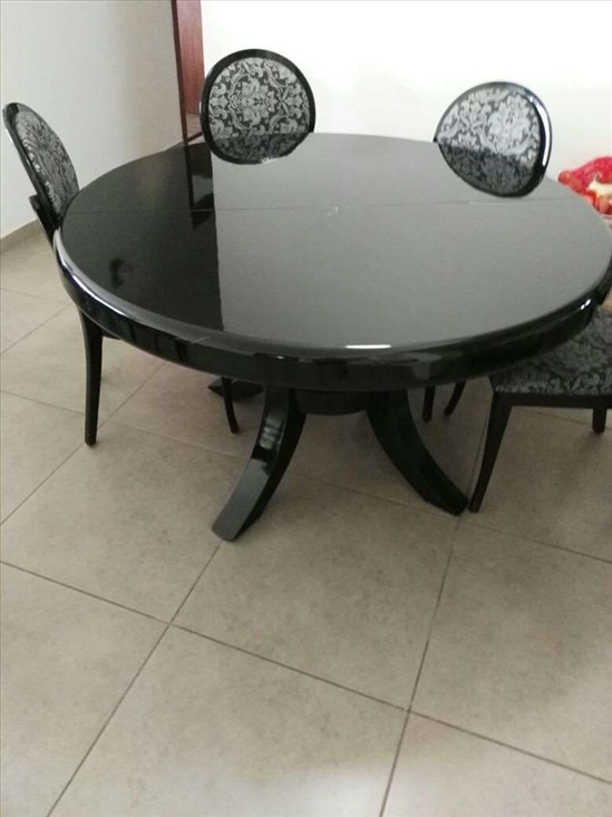 שולחן עגול וכסאות 