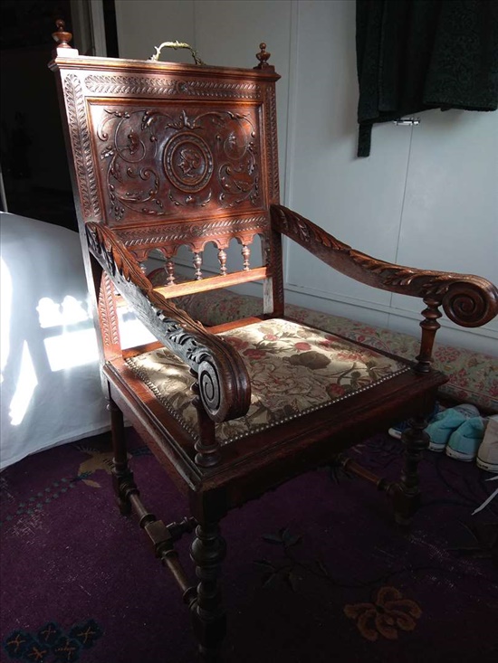 כיסא ממאה-19 בלגי מגולף 