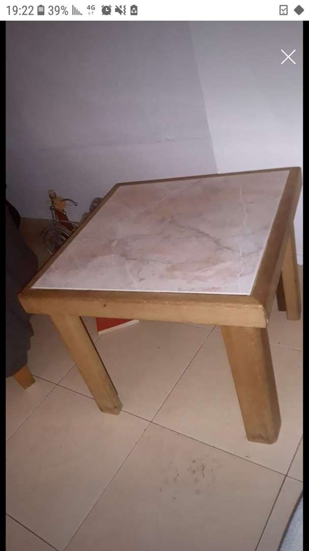 שולחן קטן לסלון