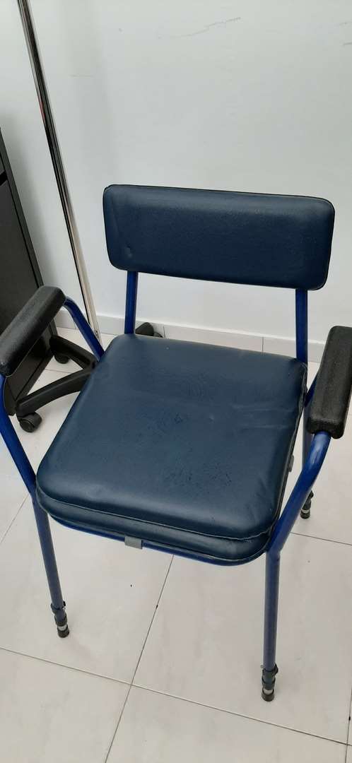 תמונה 1 ,כסא שירותים טלסקופי מרופד למכירה בראשון לציון ציוד סיעודי/רפואי  ציוד נלווה