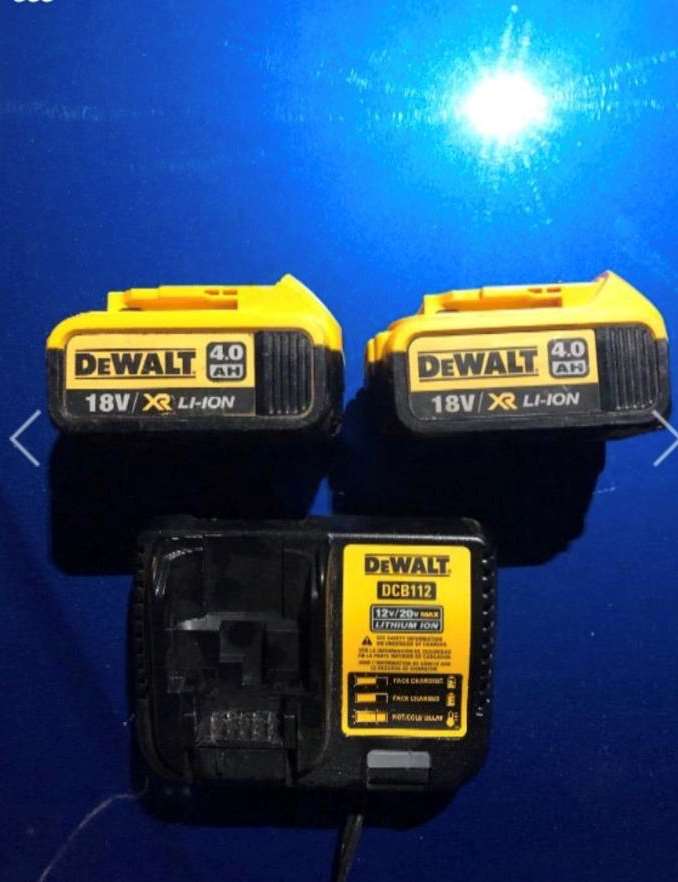 תמונה 1 ,סוללות 4.0 אמפר ומטען DEWALT למכירה בתל אביב כלי עבודה  שונות