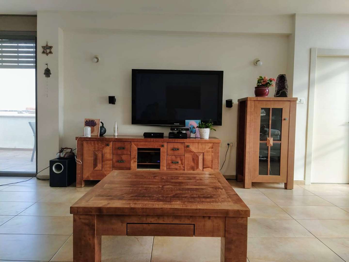 תמונה 1 ,סט לסלון מעץ מלא  מיפאל למכירה בהרצליה ריהוט  מזנון/ ויטרינה