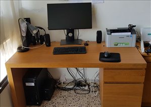 שולחן גדול למחשב ועבודה 