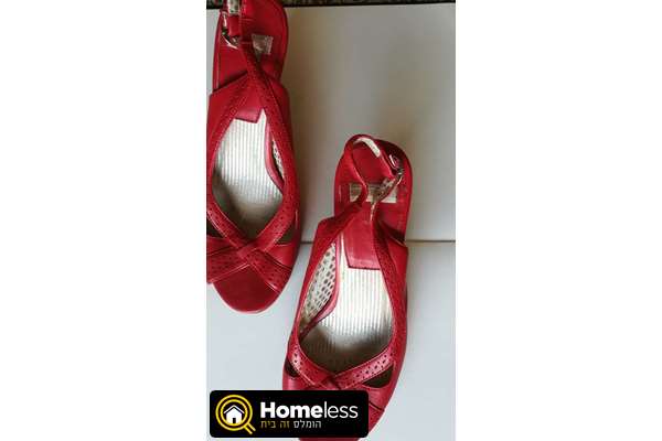תמונה 1 ,סנדלי עור אדומות דוגמת וינטג'  למכירה ברשלצ יד-שניה לנשים  בגדי נשים