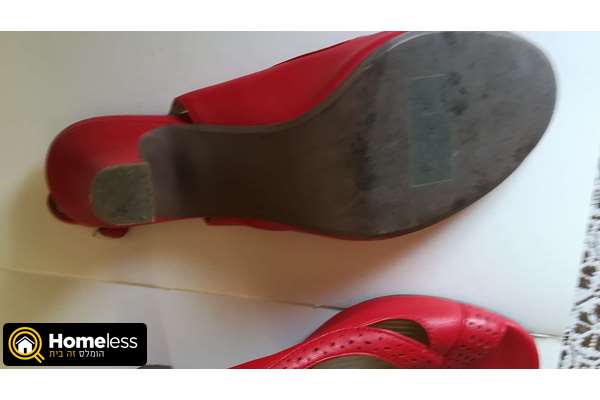 תמונה 4 ,סנדלי עור אדומות דוגמת וינטג'  למכירה ברשלצ יד-שניה לנשים  בגדי נשים