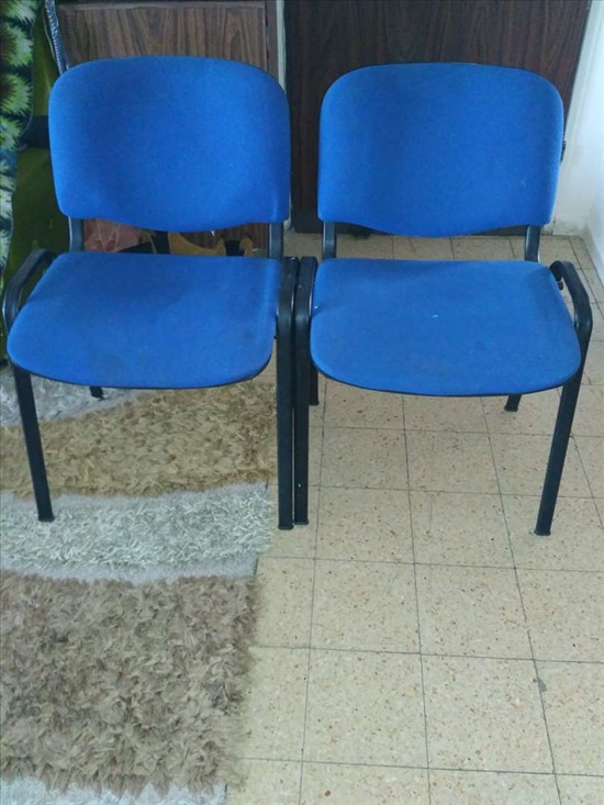 זוג כיסאות 