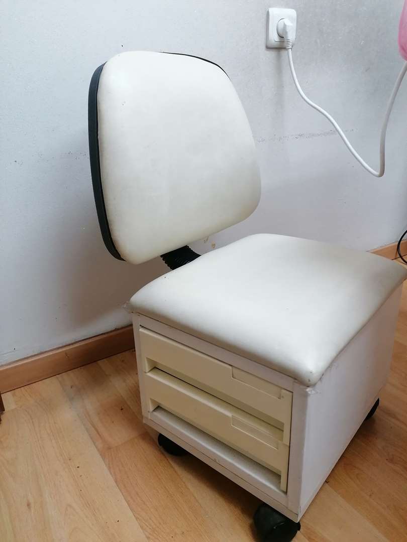 תמונה 1 ,כיסא נע עם מגירות למכירה בירושלים ציוד לעסקים  ציוד לקליניקות ומרפאות