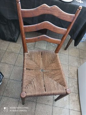 שידה ושני כיסאות 
