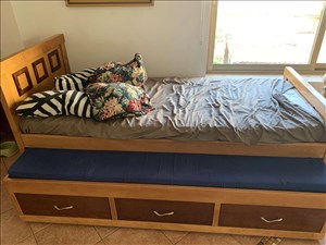 מיטת יחיד נפתחת מעץ מלא (מייפל 