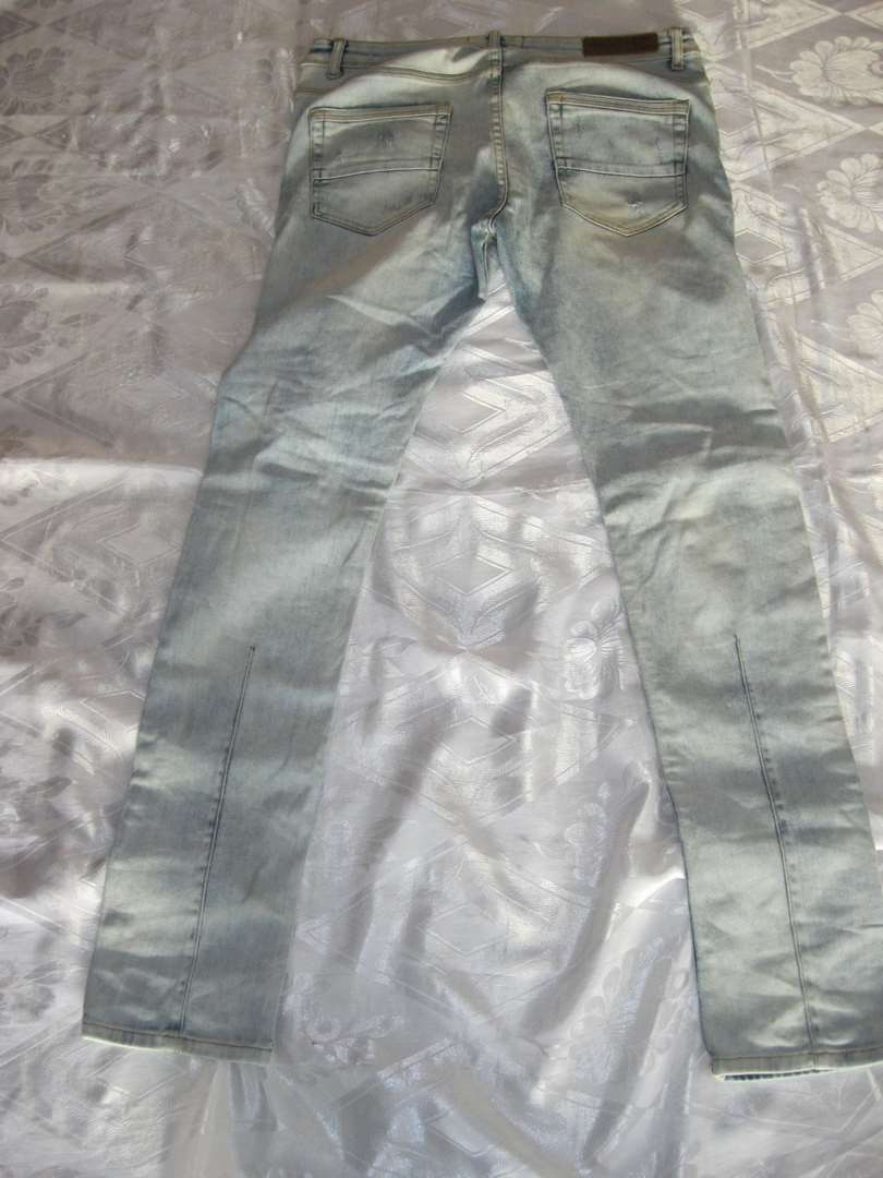 תמונה 2 ,מכנס גינס זארה עם קרעים למכירה בחולון ביגוד ואביזרים  ג'ינסים ומכנסיים