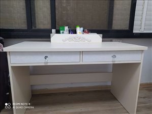 שולחן עץ לבן עם מגירות 