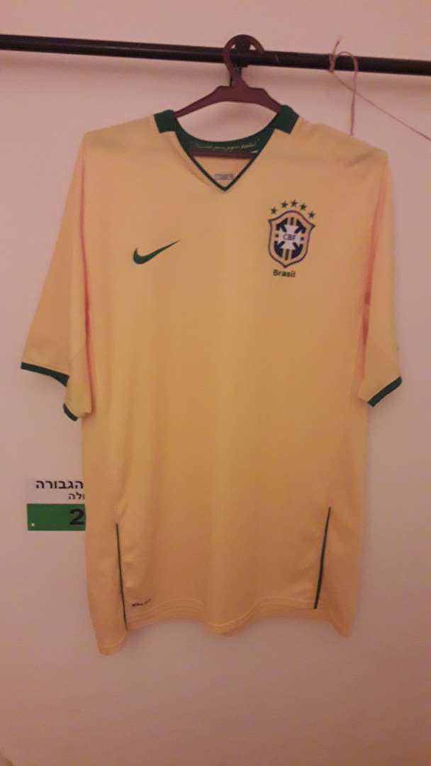 תמונה 1 ,חולצה של נבחרת ברזיל משנת 2008 למכירה בלהבות הבשן ביגוד ואביזרים  חולצות