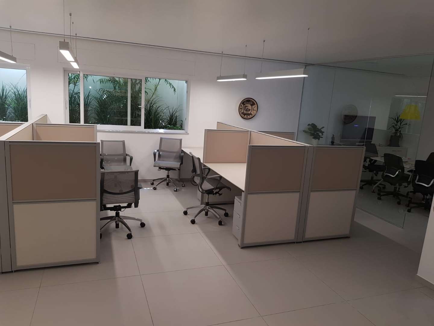 תמונה 2 ,4 שולחנות וכסאות למכירה בתל אביב ציוד משרדי  ריהוט משרדי