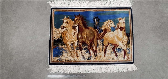 שטיח משי עבודת יד דוגמא של סוס 