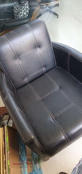 כורסא בצבע שחור במצב מעולה 