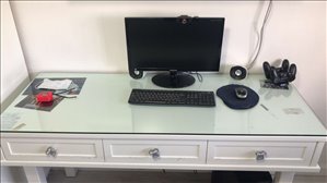 כוורת ושולחן מחשב  