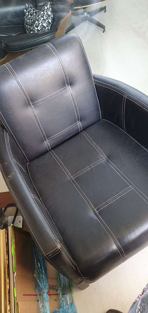 תמונה 1 ,כורסא בצבע שחור במצב מעולה למכירה בתל אביב ריהוט  כורסאות ומושבי עיסוי