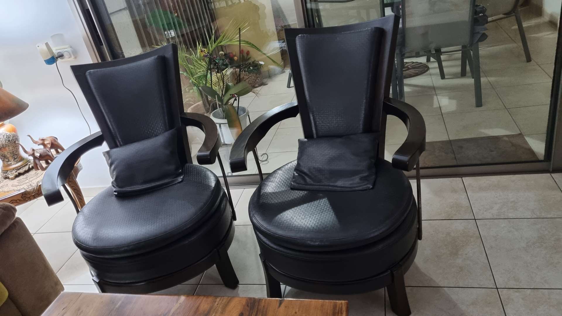 תמונה 1 ,2 כורסאות דמוי עור למכירה בגבעתיים ריהוט  כורסאות