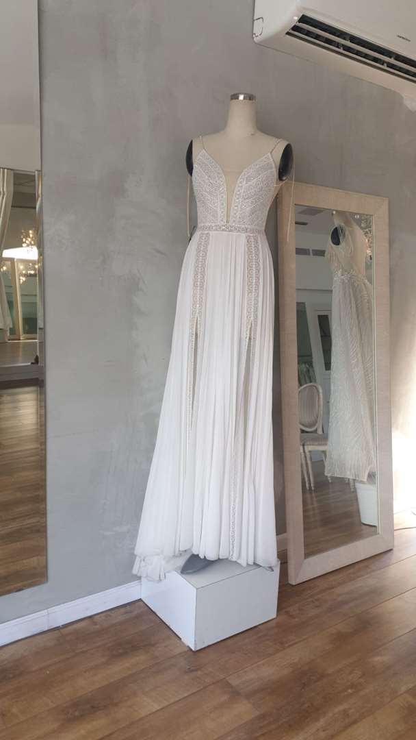 תמונה 2 ,שמלת כלה של מעצב למכירה ברמת גן לחתן ולכלה  ביגוד לכלה
