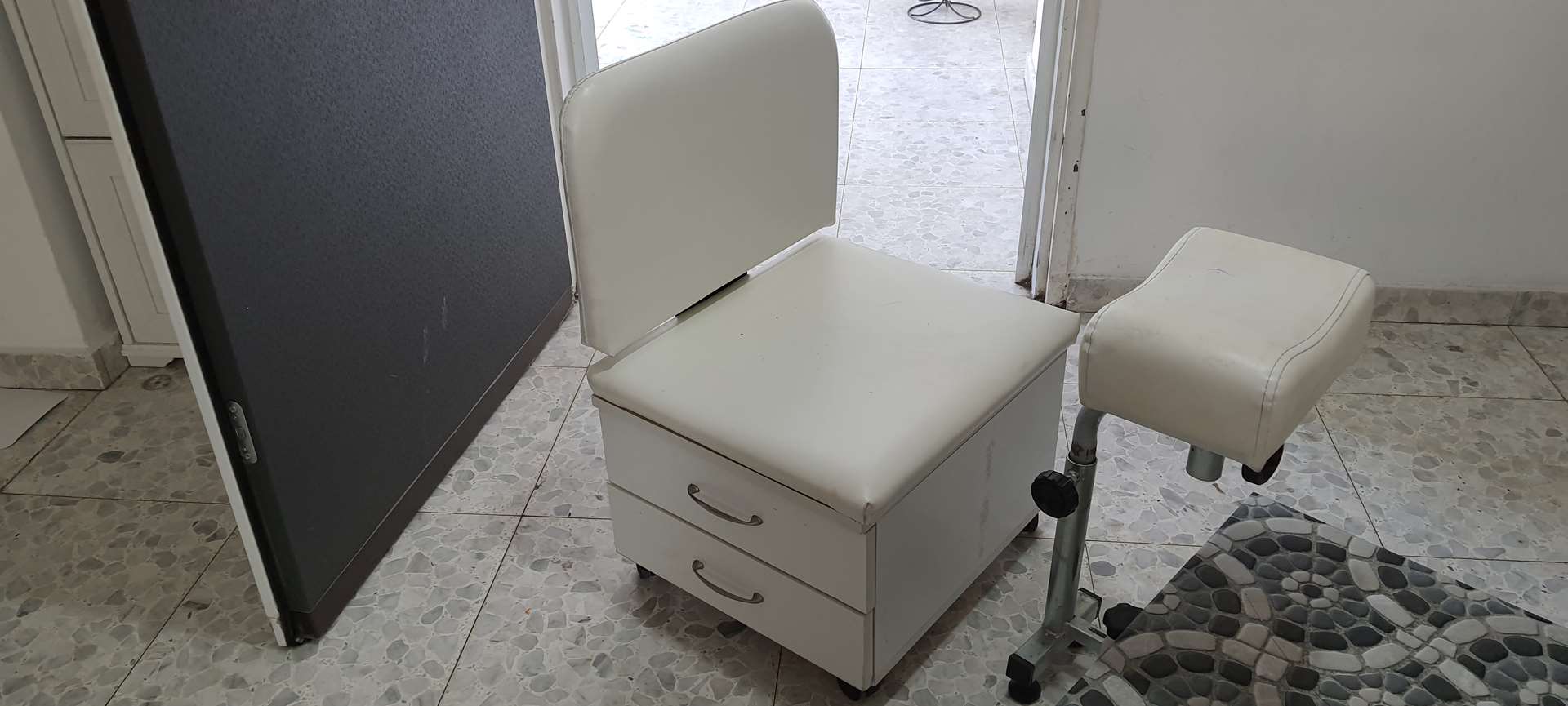 תמונה 3 ,רהיטים לחדר קוסמטיקה למכירה למכירה באזור ציוד לעסקים  ציוד לקליניקות ומרפאות