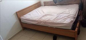 מיטה זוגית בצבע חום בהיר 