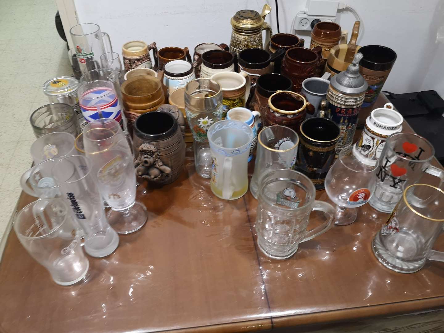 תמונה 1 ,אוסף נדיר של 44 כוסות בירה למכירה בטירת כרמל אספנות  כלים