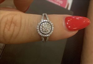 טבעת משובצת יהלומים מזהב לבן 