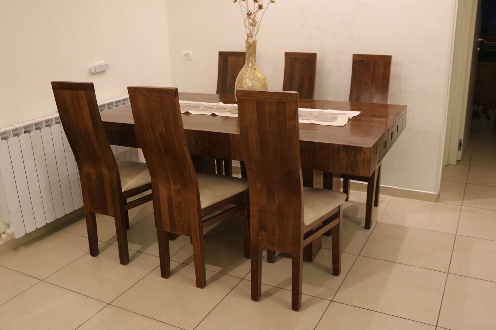 תמונה 2 ,שולחן + 6 כסאות עץ מייפל מלא למכירה בירושלים ריהוט  פינת אוכל