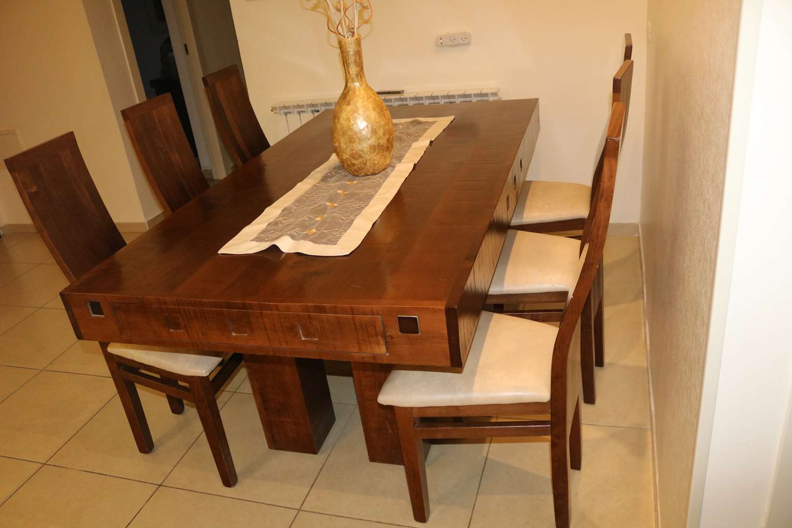 תמונה 3 ,שולחן + 6 כסאות עץ מייפל מלא למכירה בירושלים ריהוט  פינת אוכל